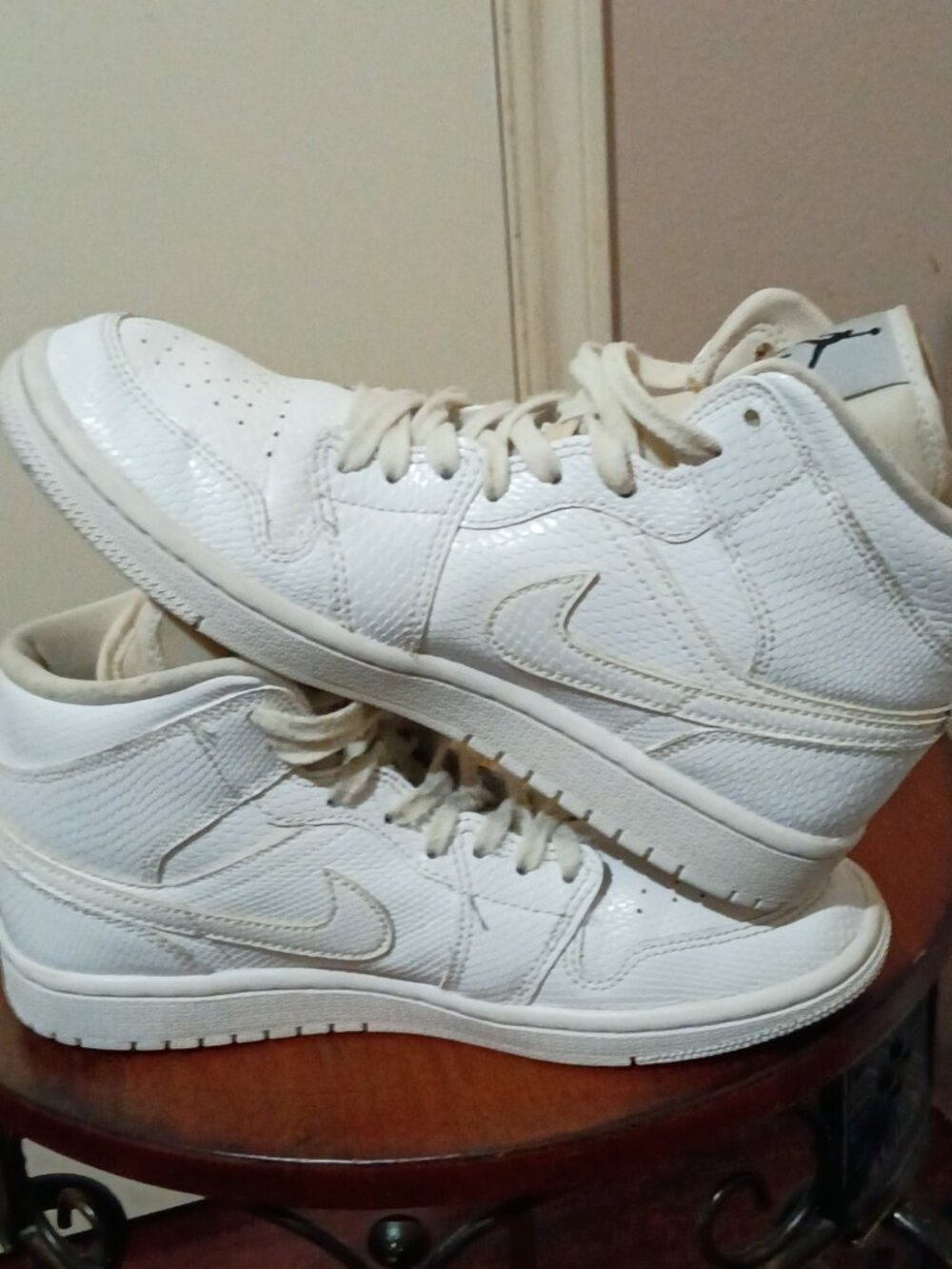 Nike Air Jordan 1 Mid Womens Size 7 White Snakeskin Texture Sneakers BQ6472-110 - Picture 12 of 13